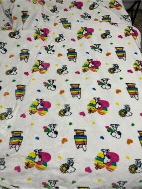 Source Unknown White Plush Blanket with Rainbow, Pink, Yellow, Green Accents